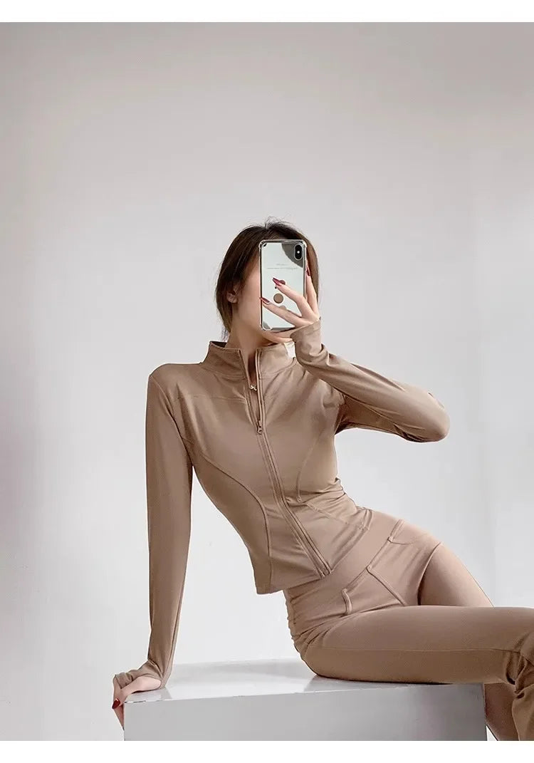 Campera deportiva entallada de mujer con cuello camisero