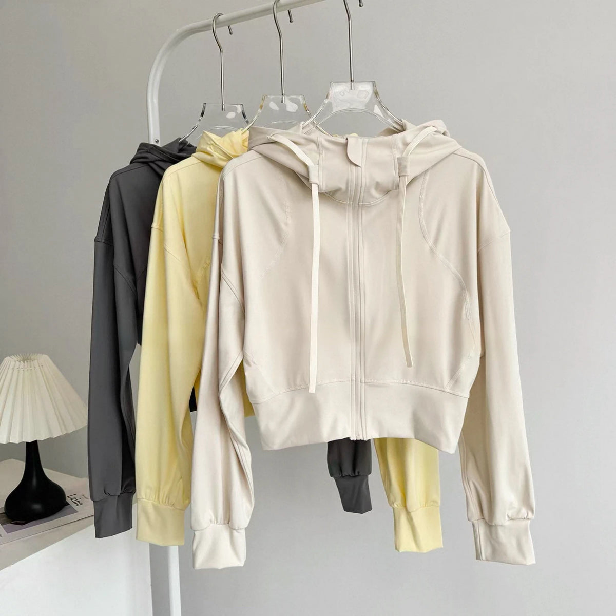 Campera deportiva de mujer con capucha y cierre
