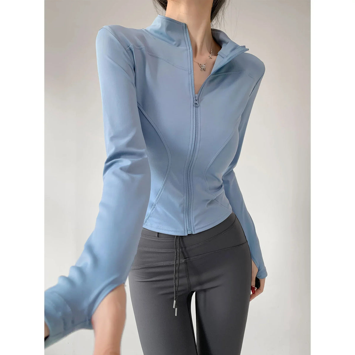 Campera deportiva entallada de mujer con cuello camisero