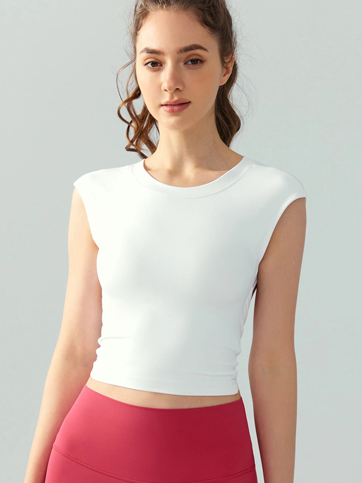 Musculosa deportiva de espalda abierta con copas fijas