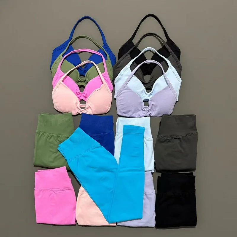 Conjunto de top halter y calza de tiro alto con frunce