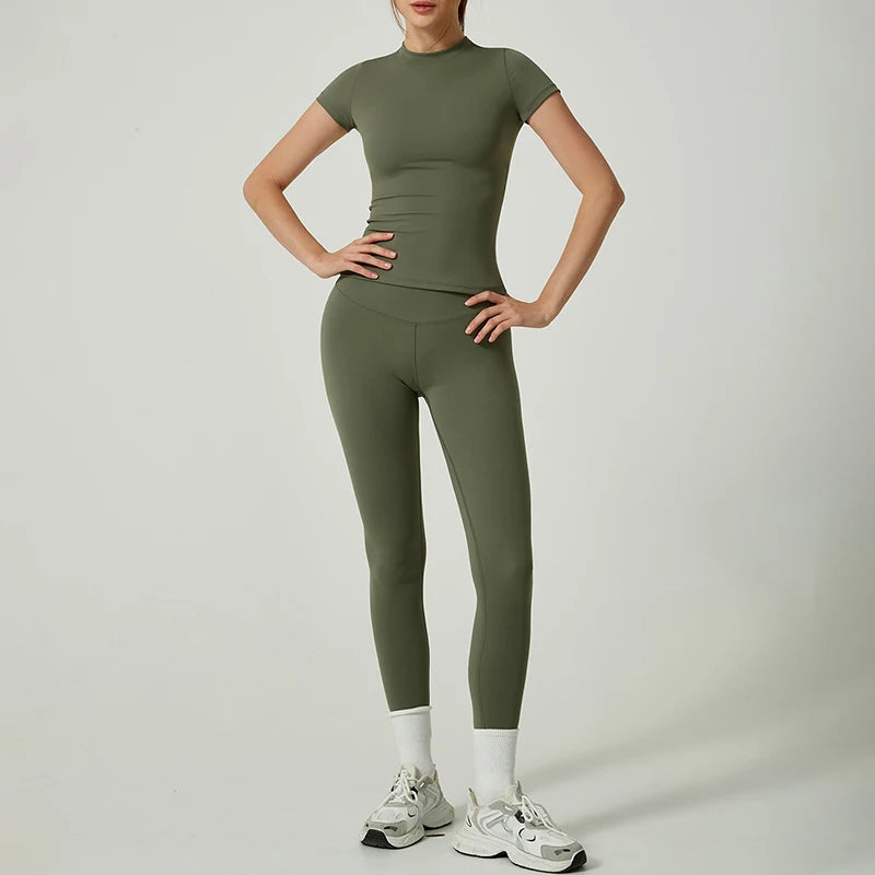 Conjunto deportivo de mujer de remera manga corta y calza