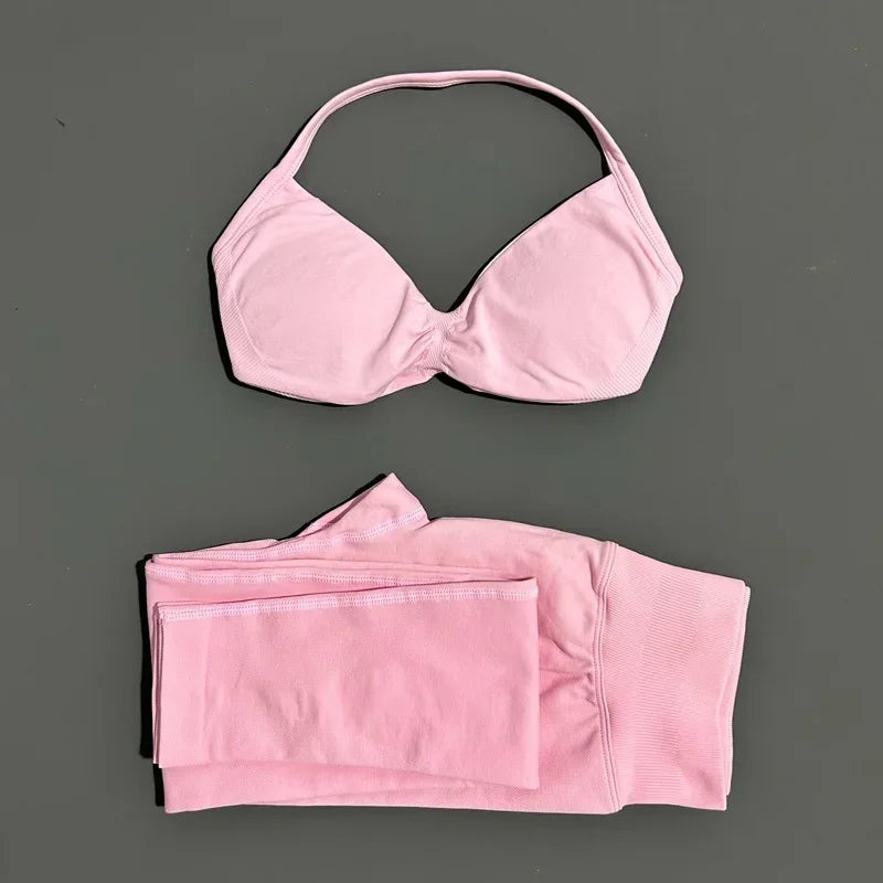Conjunto de top halter y calza de tiro alto con frunce