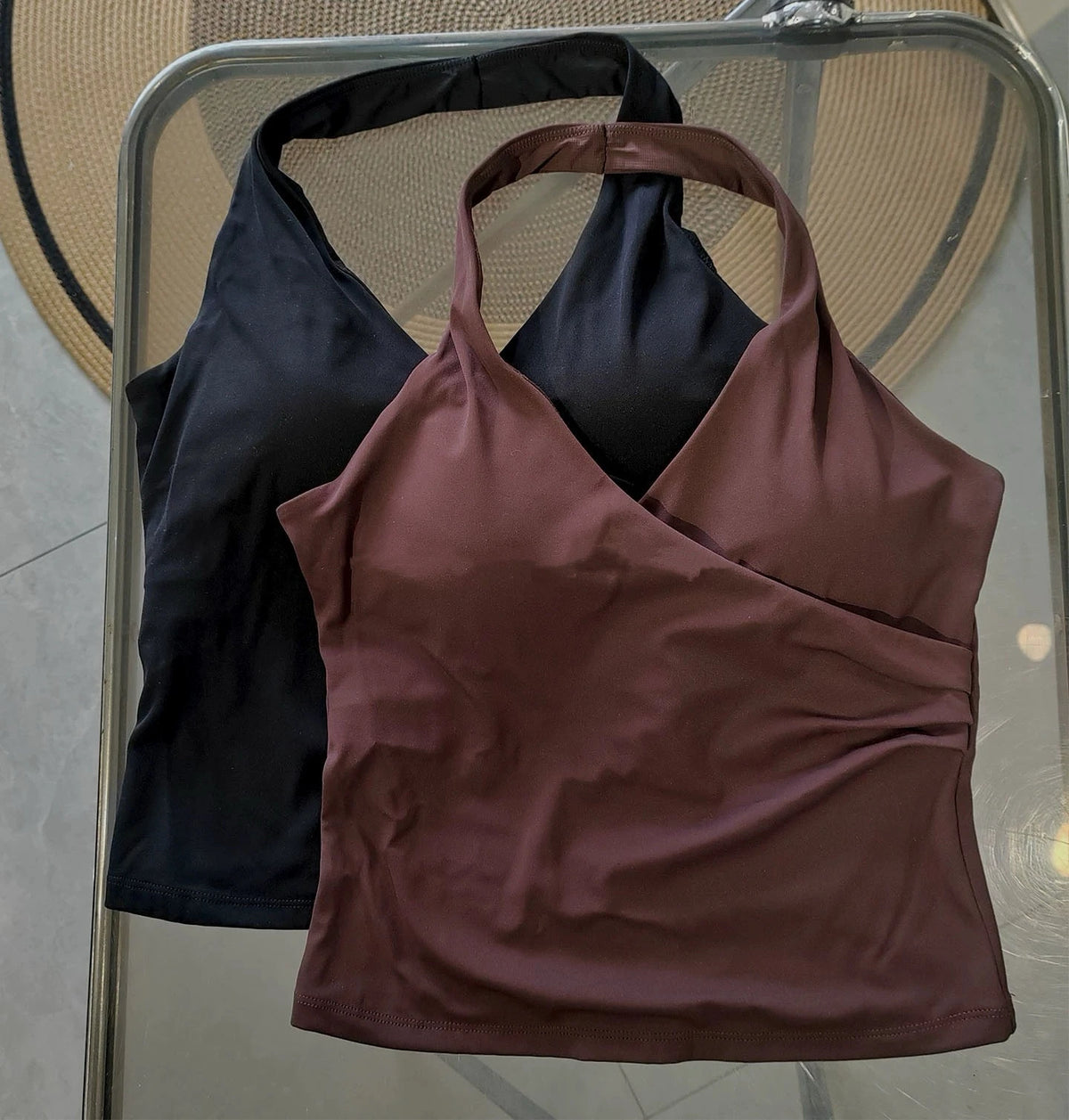 Top deportivo largo con escote en V y cuello halter