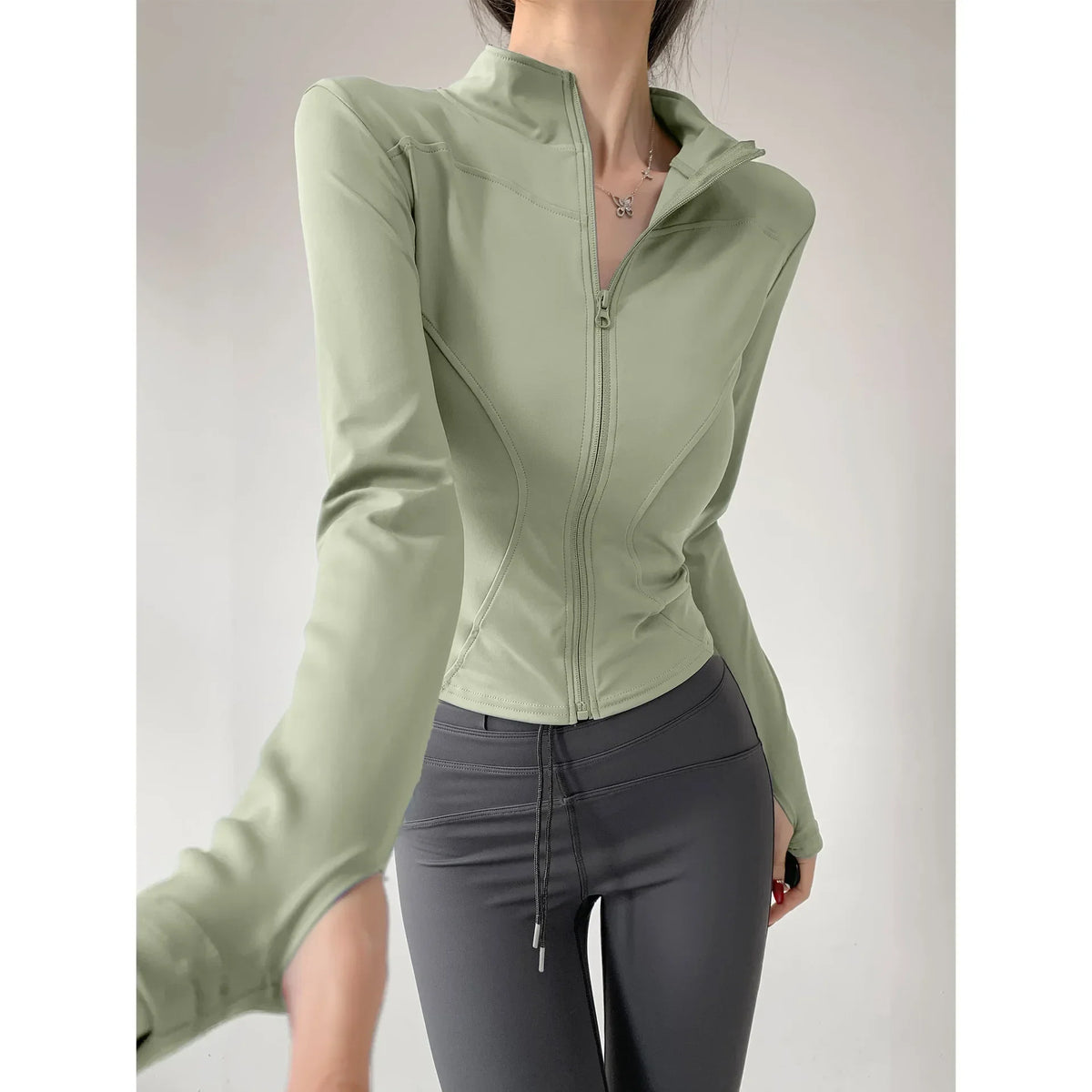 Campera deportiva entallada de mujer con cuello camisero