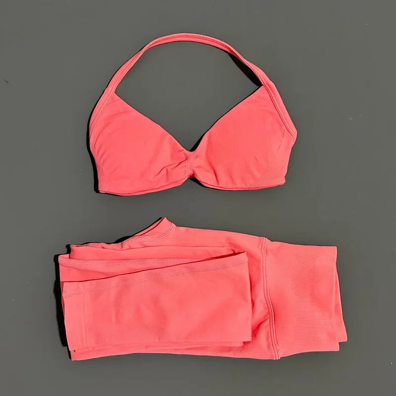 Conjunto de top halter y calza de tiro alto con frunce