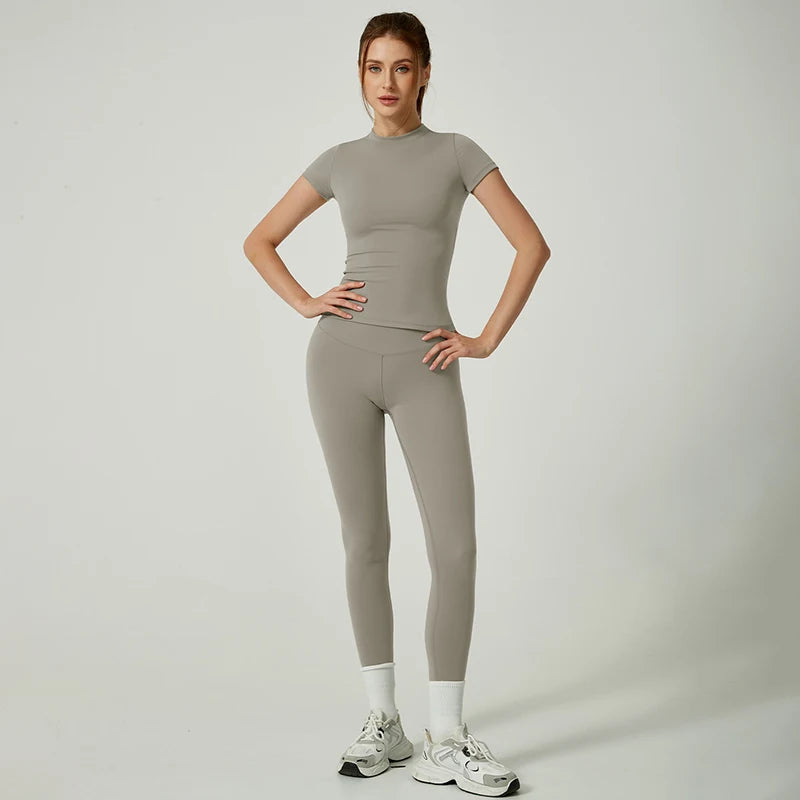 Conjunto de remera corta y calza con cintura compresiva