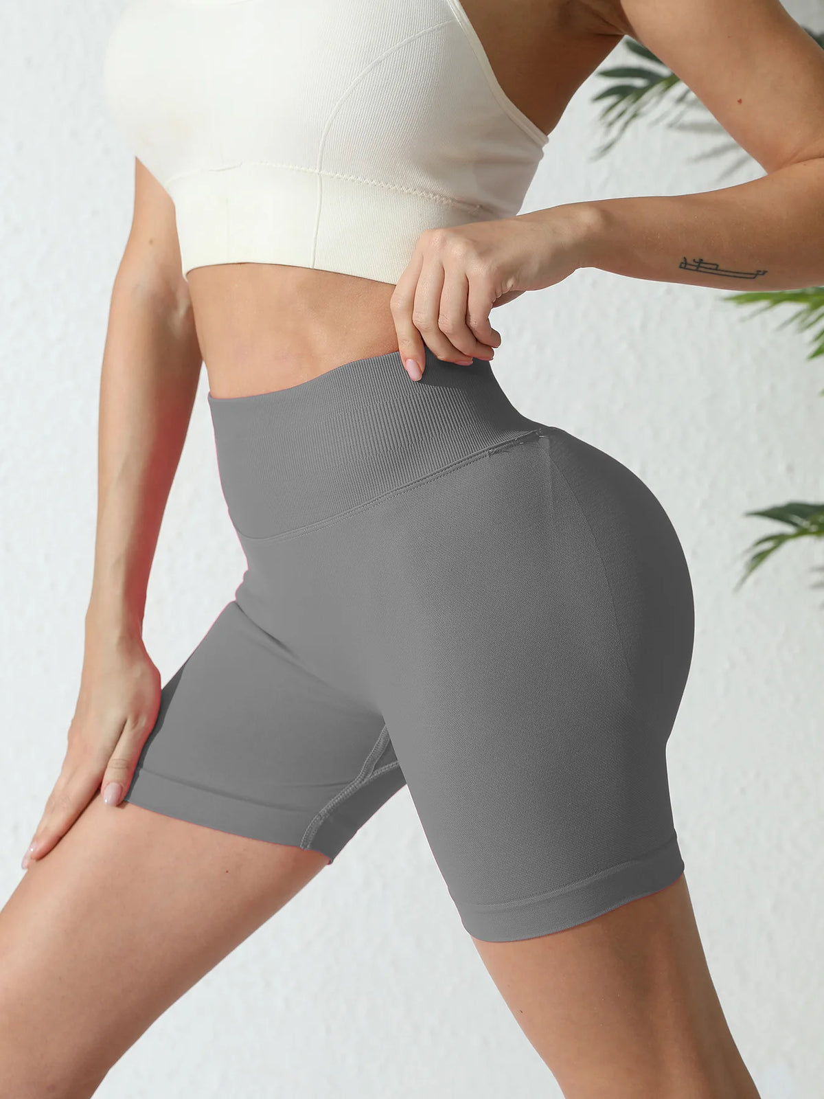 Biker de tiro alto para yoga y entrenamiento