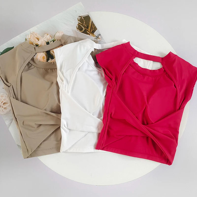 Musculosa deportiva de espalda abierta con copas fijas