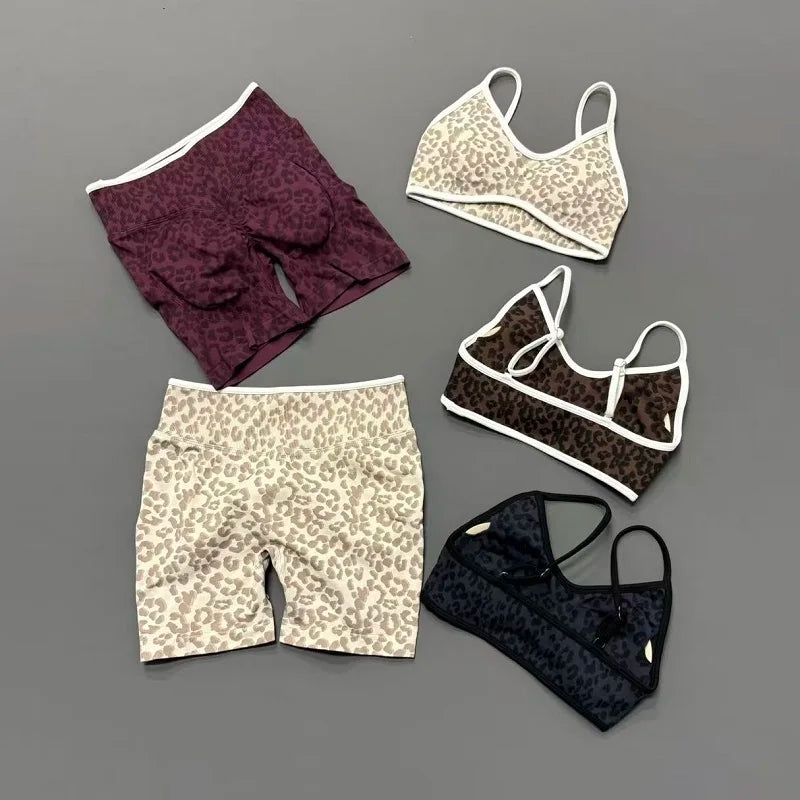 Conjunto de top y biker con estampado de leopardo