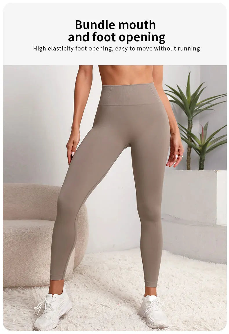 Calza sin costuras con cintura compresiva y diseño de contorno