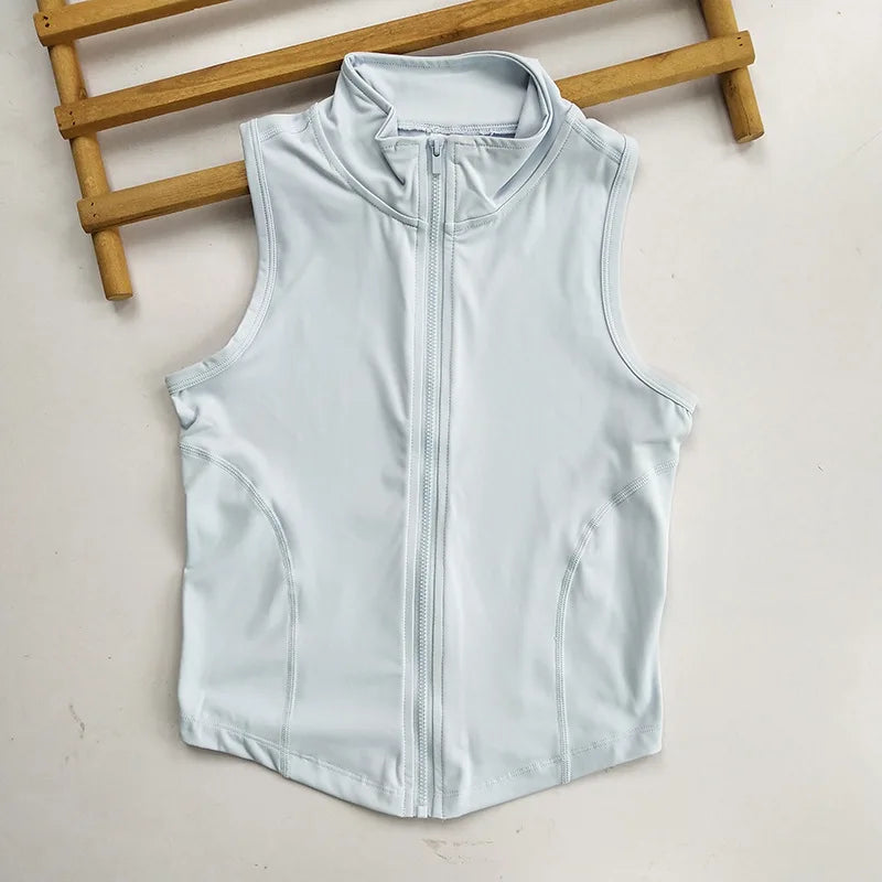 Musculosa deportiva de mujer con cierre frontal