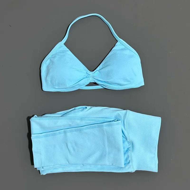 Conjunto de top halter y calza de tiro alto con frunce