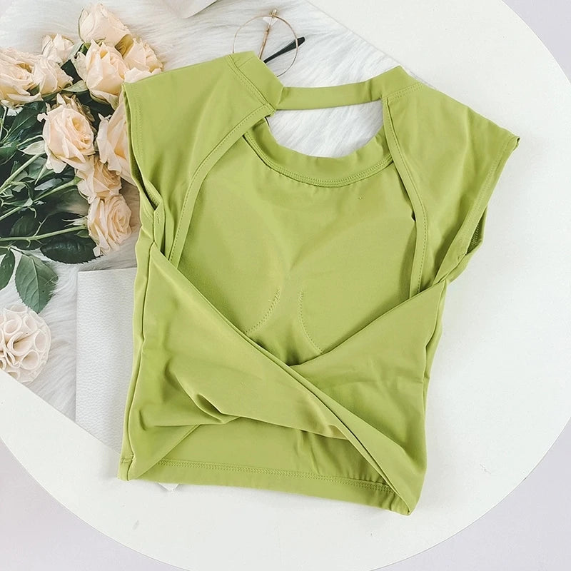 Musculosa deportiva de espalda abierta con copas fijas