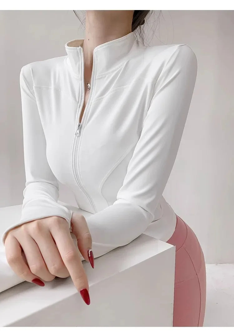 Campera deportiva entallada de mujer con cuello camisero