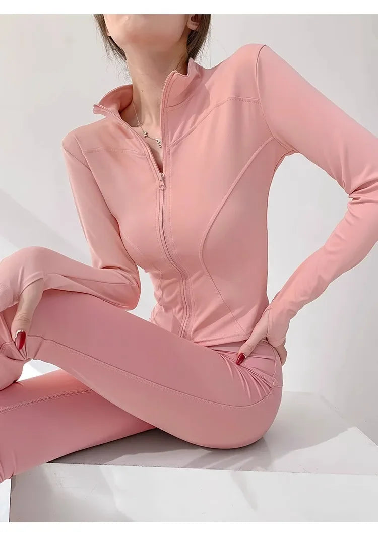 Campera deportiva entallada de mujer con cuello camisero