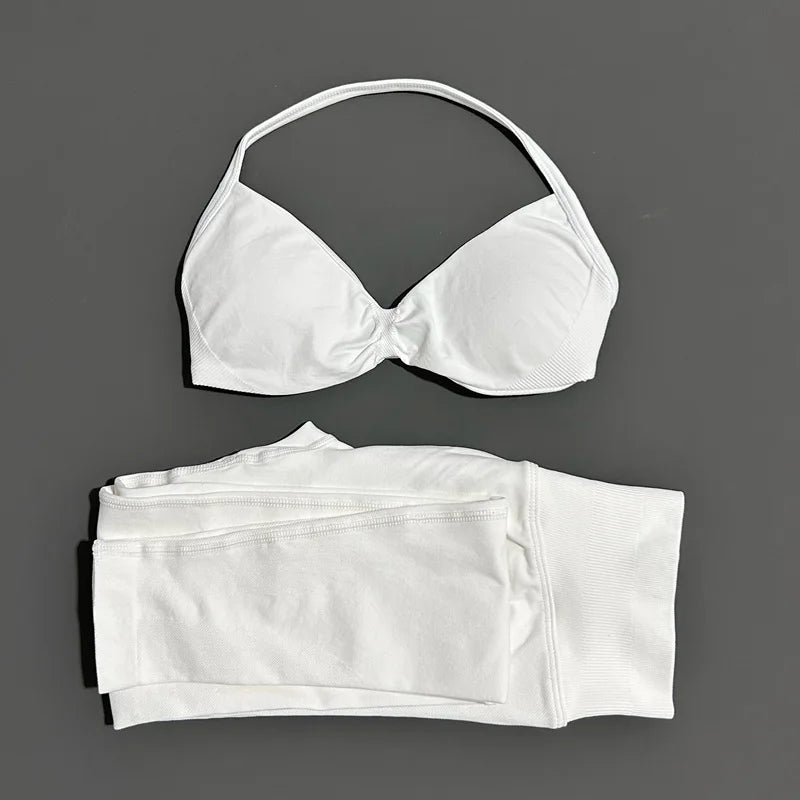 Conjunto de top halter y calza de tiro alto con frunce