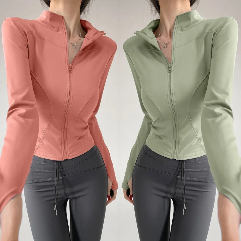 Campera deportiva entallada de mujer con cuello camisero
