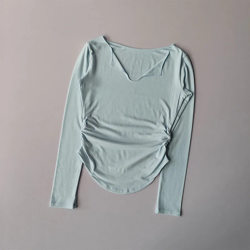 Remera deportiva entallada de mujer con escote en V