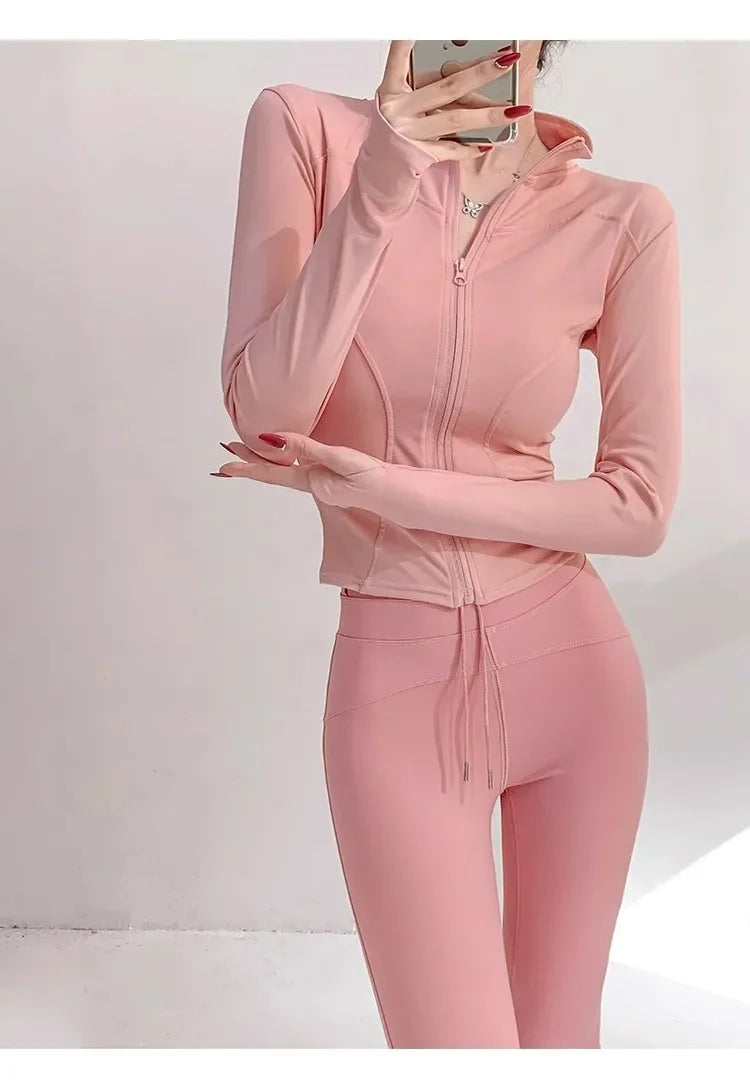 Campera deportiva entallada de mujer con cuello camisero