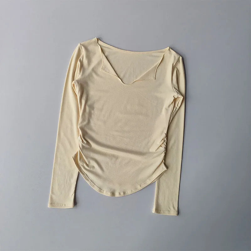 Remera deportiva entallada de mujer con escote en V