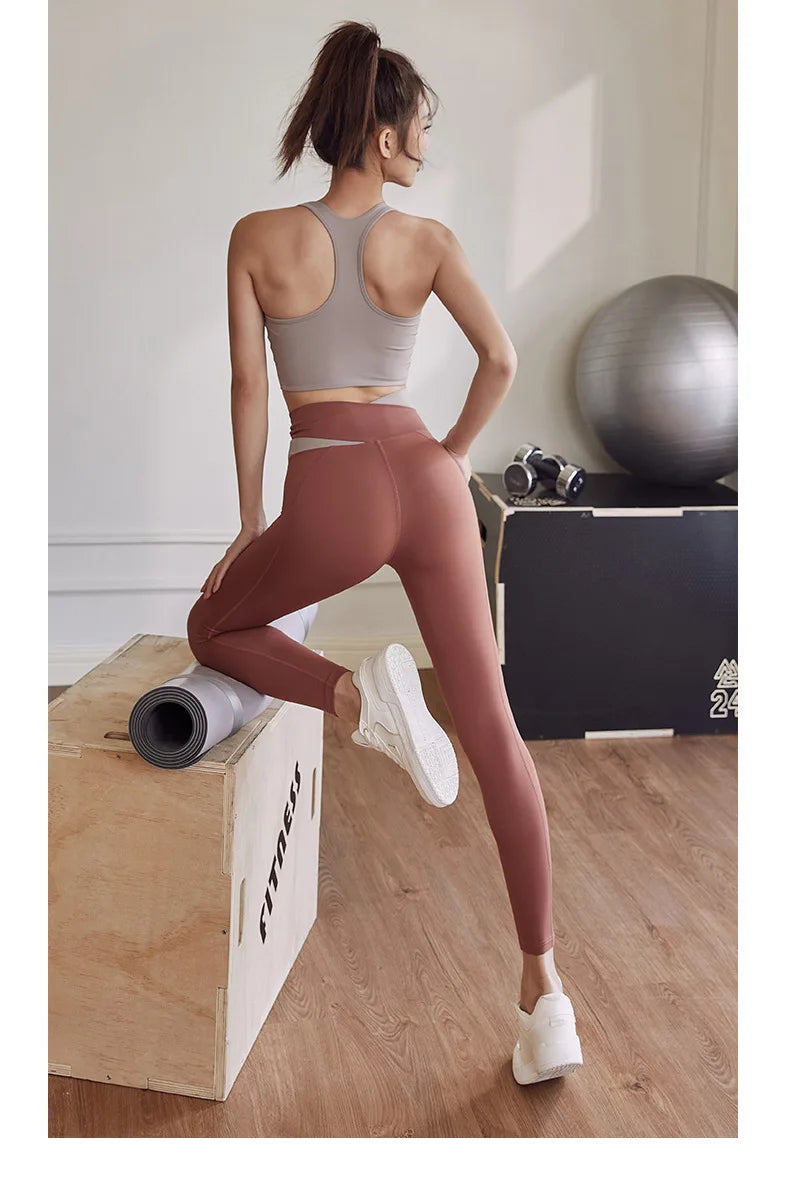 Conjunto deportivo de top y calza con diseño combinado