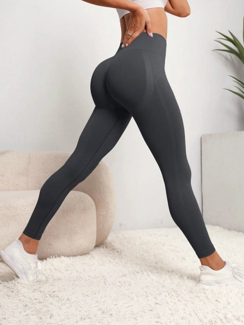 Calza sin costuras con cintura compresiva y diseño de contorno