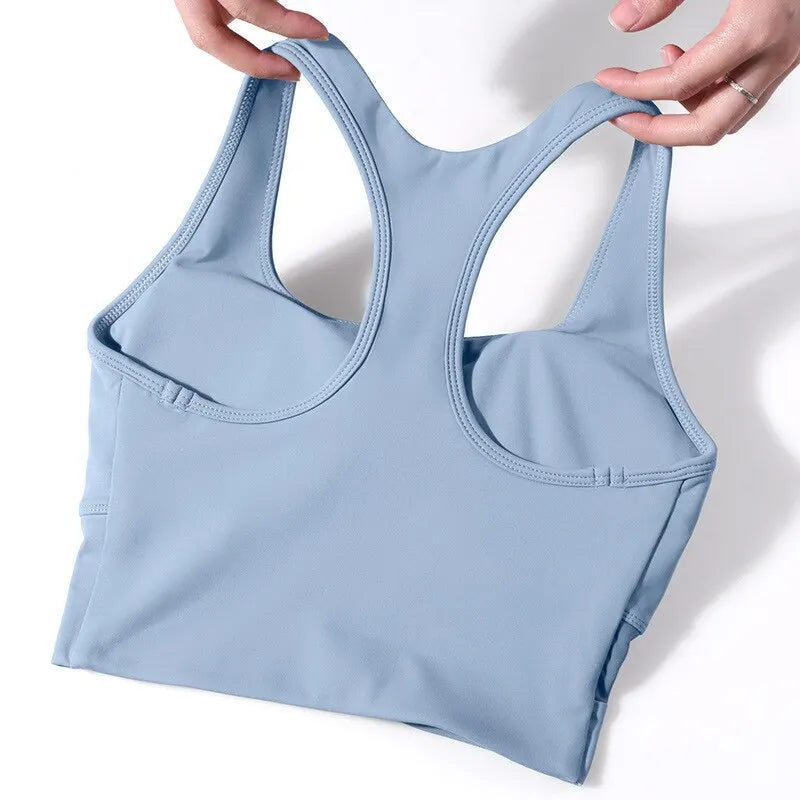 Conjunto deportivo de top y calza con diseño combinado