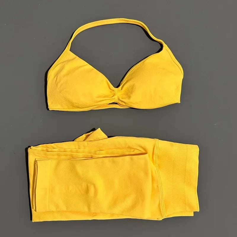 Conjunto de top halter y calza de tiro alto con frunce