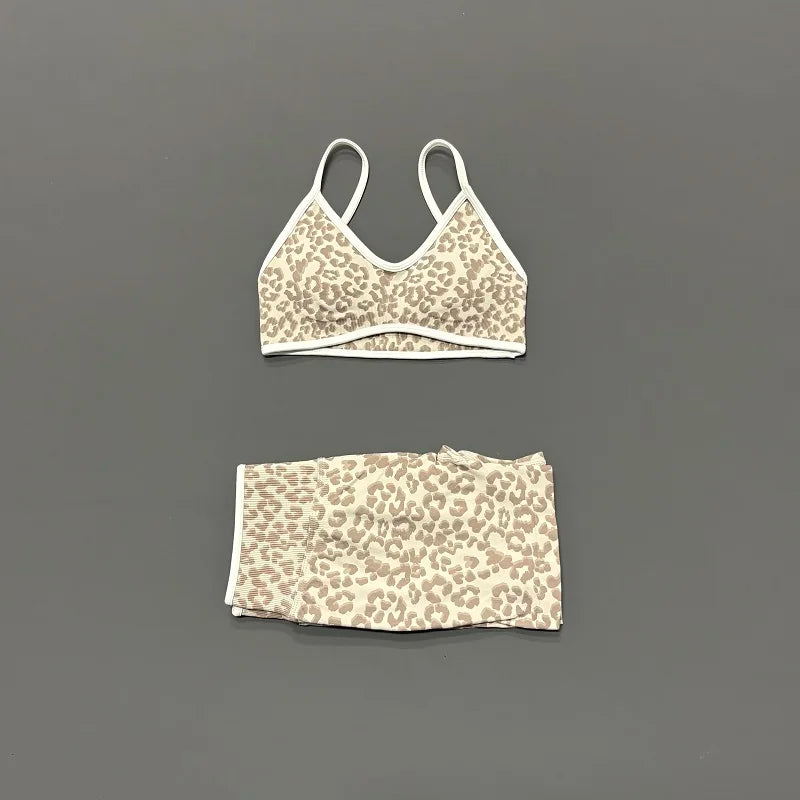 Conjunto de top y biker con estampado de leopardo