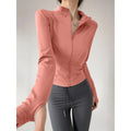 Campera deportiva entallada de mujer con cuello camisero