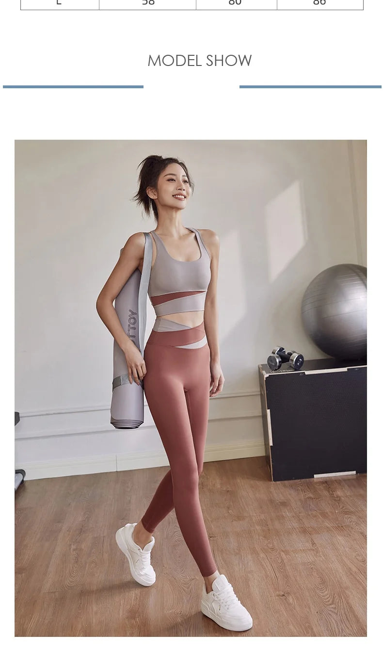Conjunto deportivo de top y calza con diseño combinado