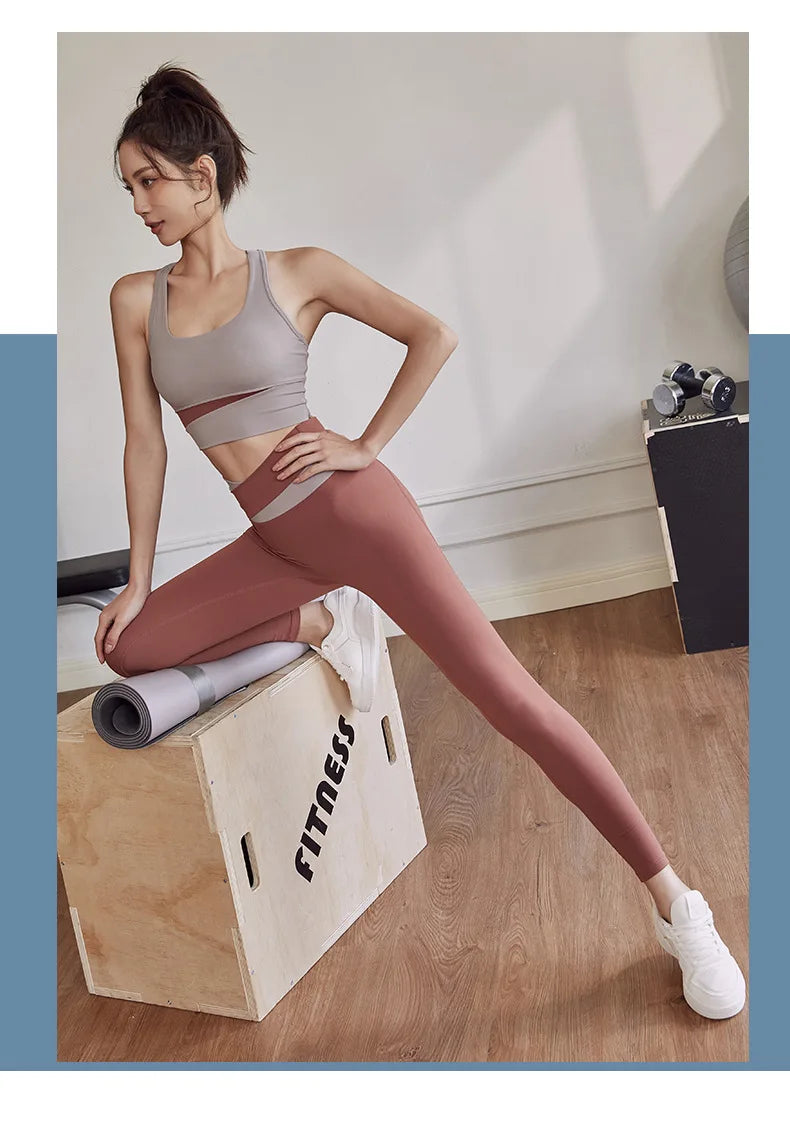 Conjunto deportivo de top y calza con diseño combinado