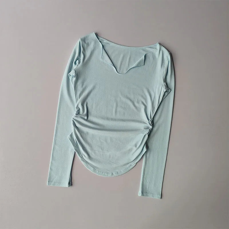 Remera deportiva entallada de mujer con escote en V