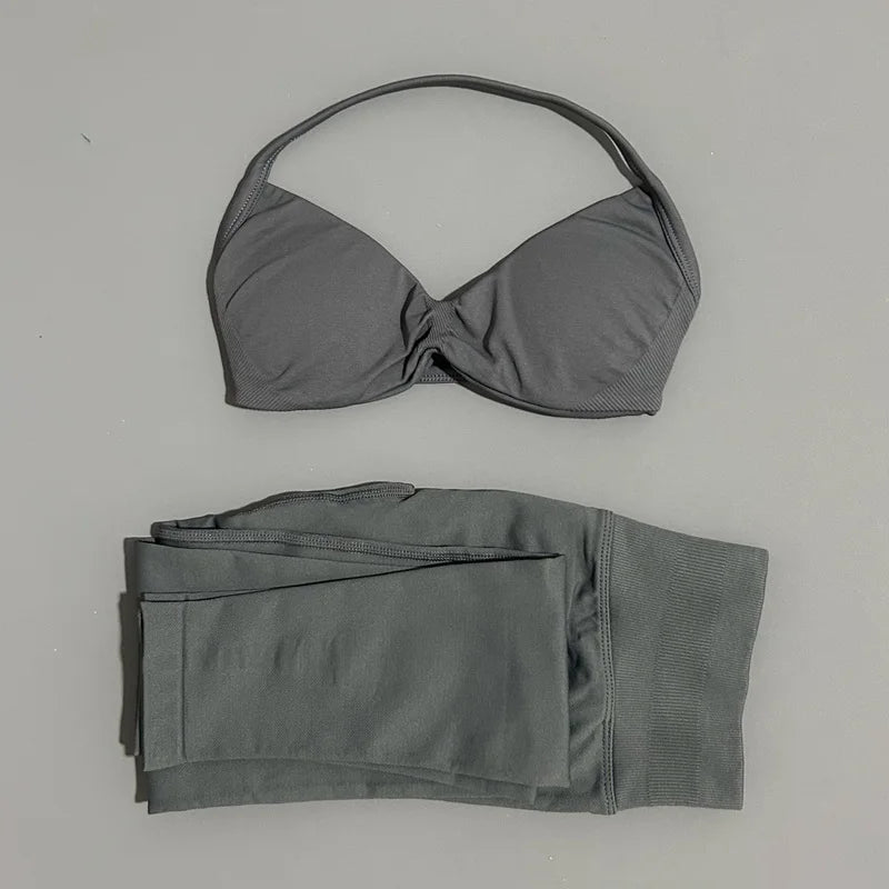 Conjunto de top halter y calza de tiro alto con frunce