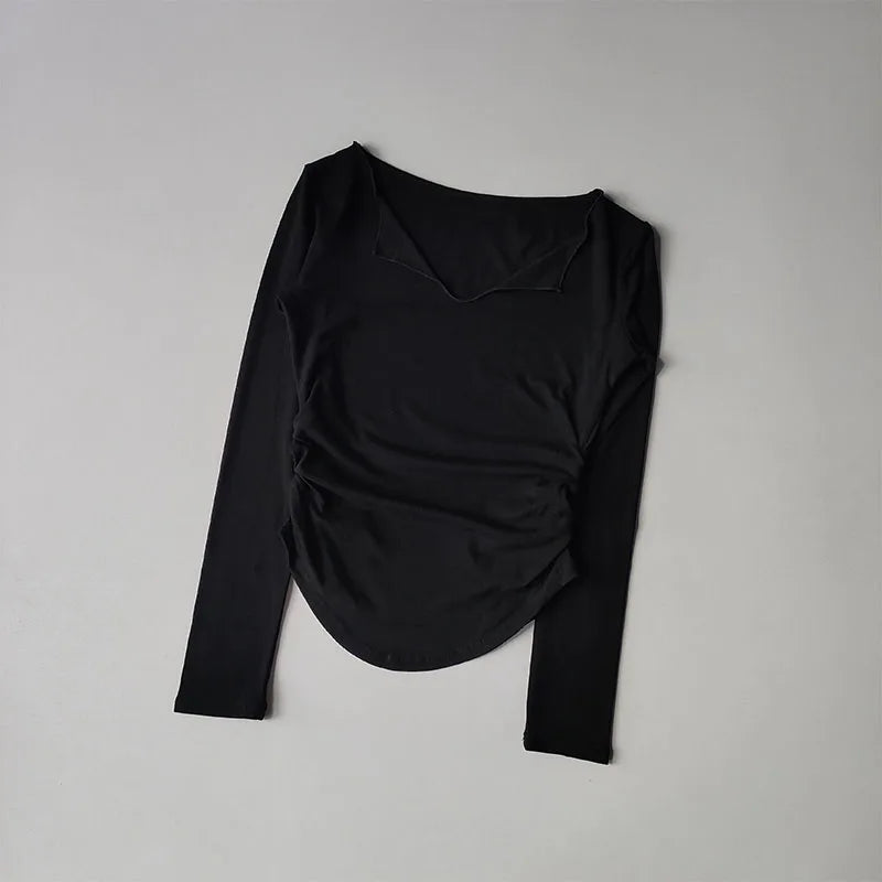 Remera deportiva entallada de mujer con escote en V