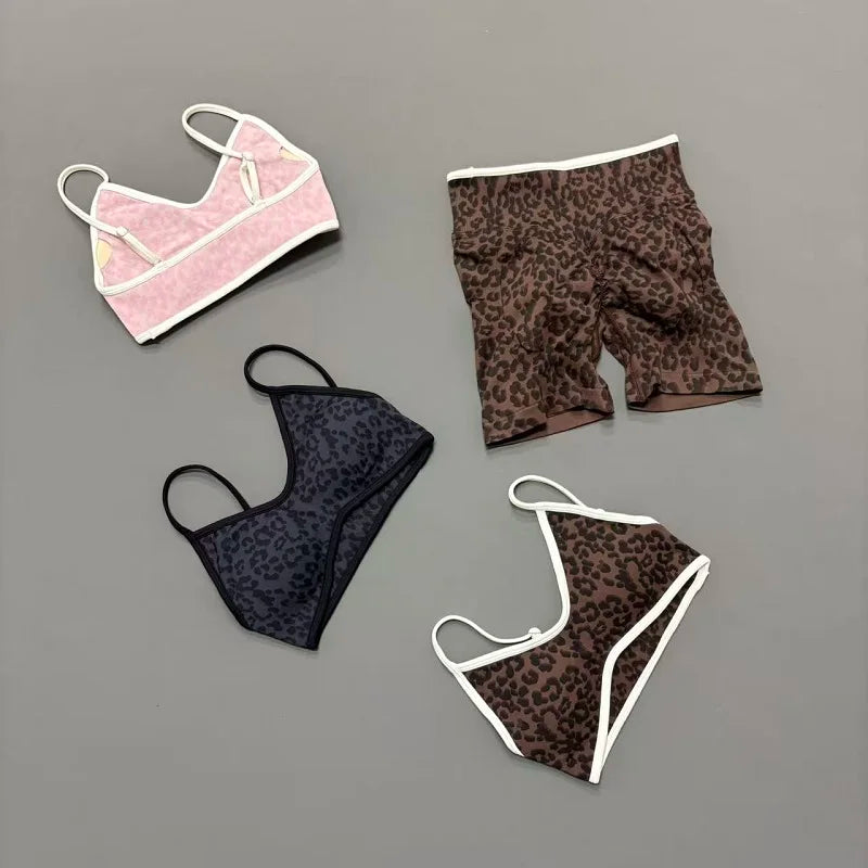 Conjunto de top y biker con estampado de leopardo