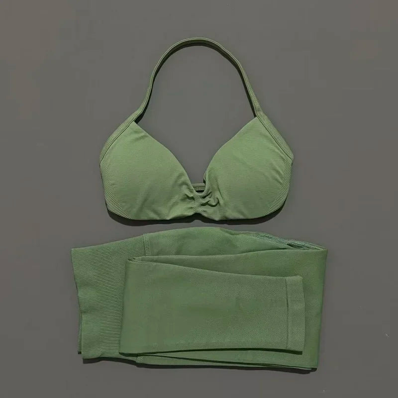 Conjunto de top halter y calza de tiro alto con frunce