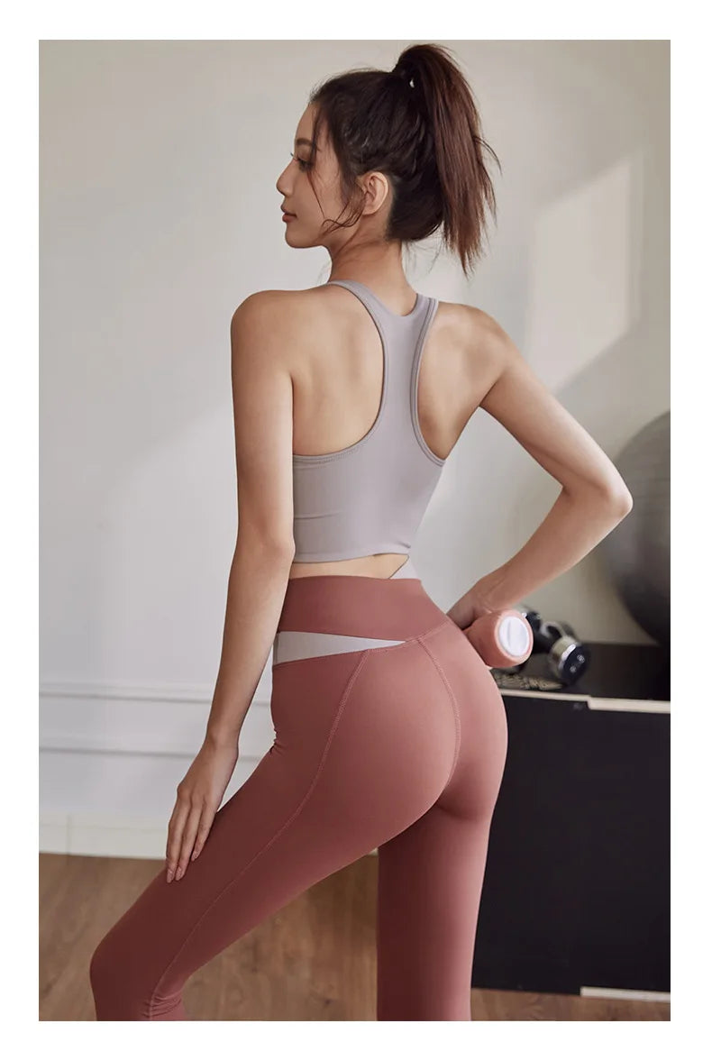 Conjunto deportivo de top y calza con diseño combinado