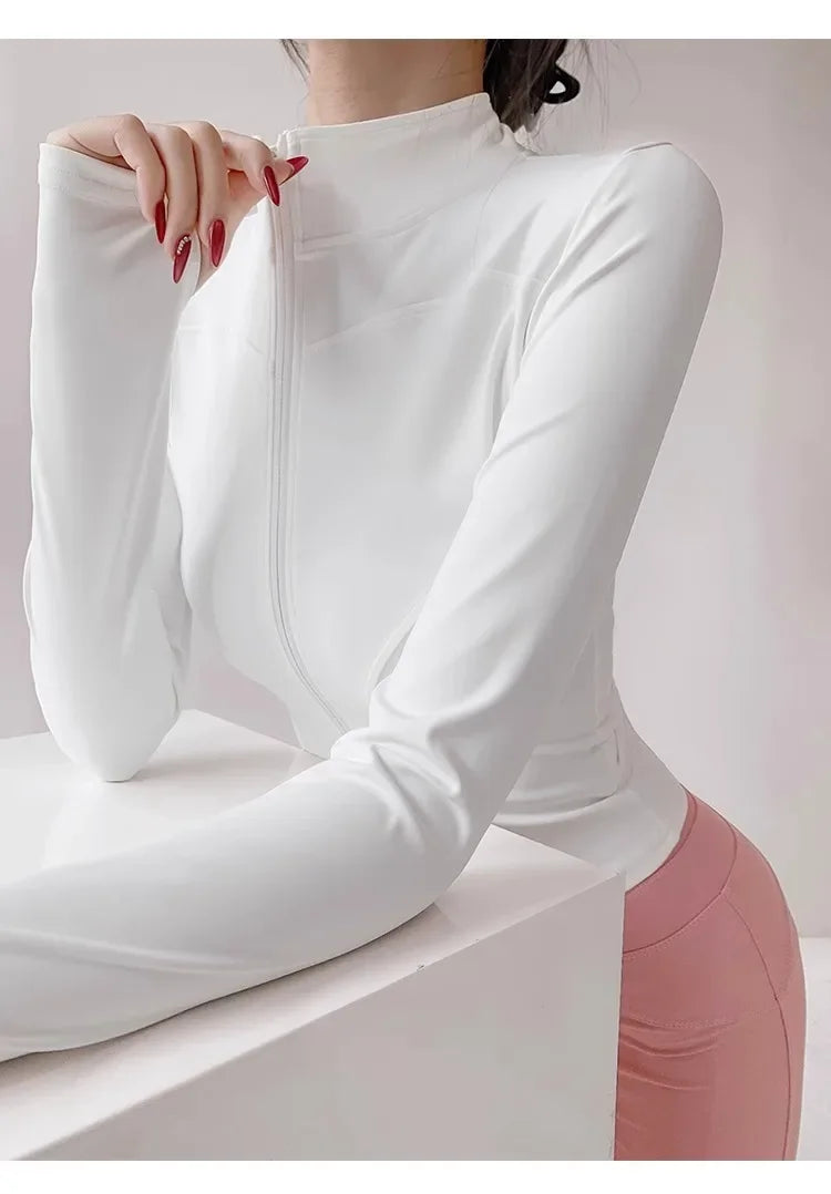Campera deportiva entallada de mujer con cuello camisero