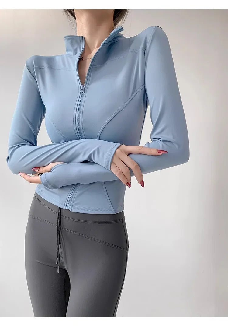 Campera deportiva entallada de mujer con cuello camisero