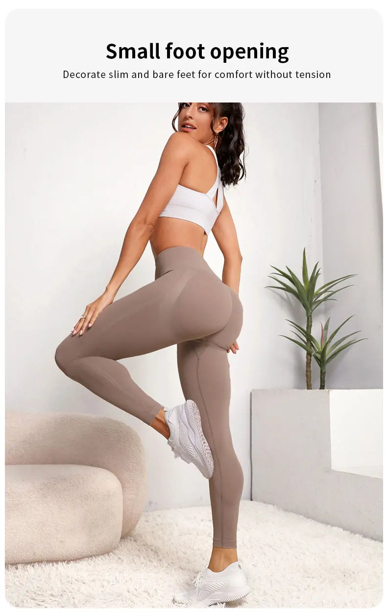 Calza sin costuras con cintura compresiva y diseño de contorno