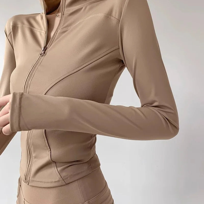 Campera deportiva entallada de mujer con cuello camisero