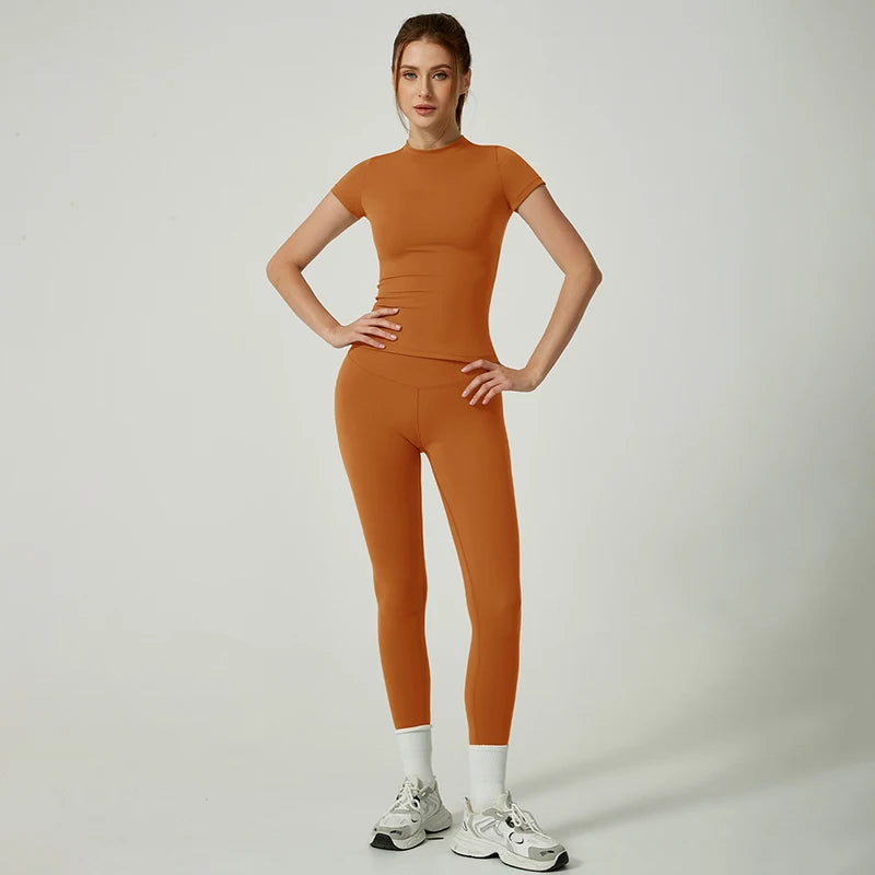 Conjunto de remera corta y calza con cintura compresiva