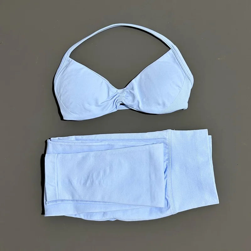 Conjunto de top halter y calza de tiro alto con frunce