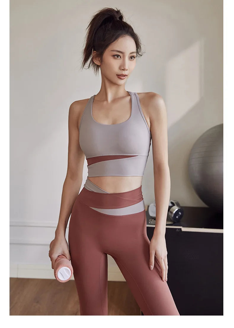 Conjunto deportivo de top y calza con diseño combinado