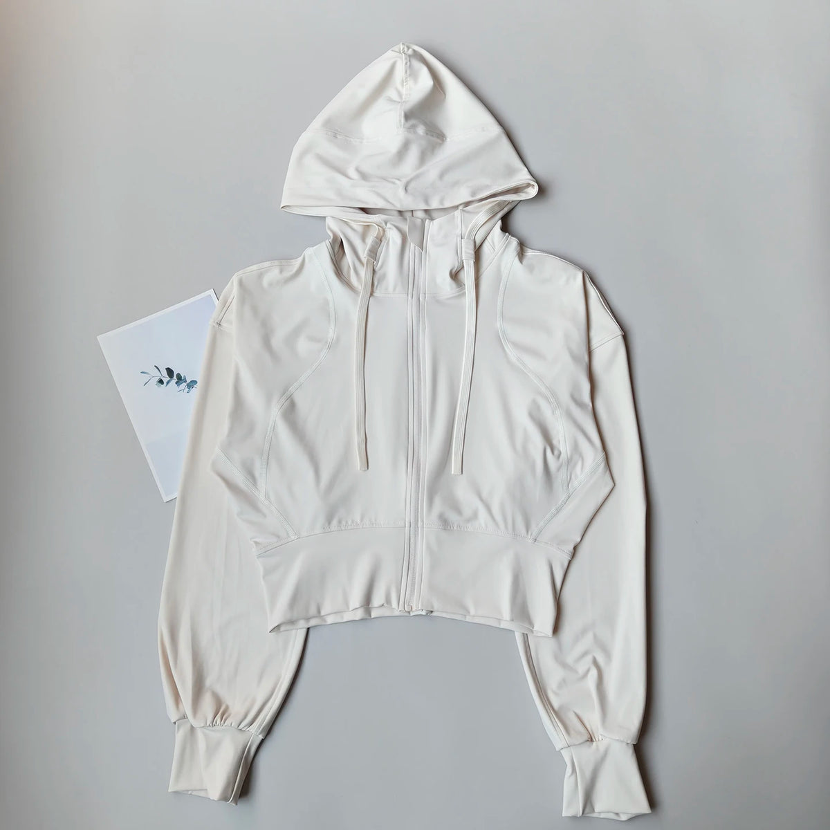 Campera deportiva de mujer con capucha y cierre