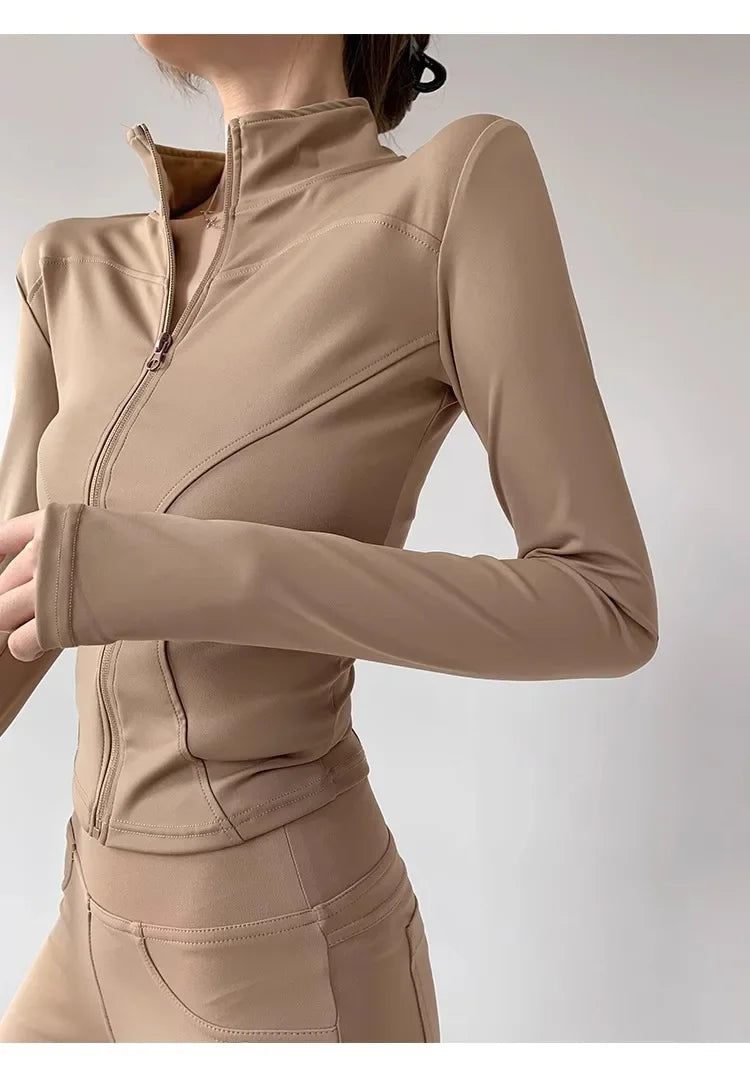 Campera deportiva entallada de mujer con cuello camisero