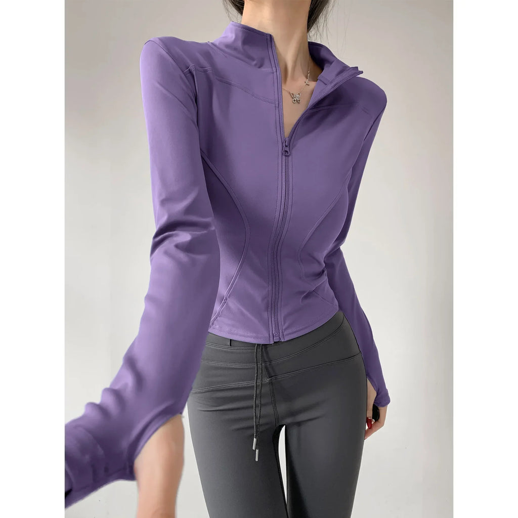 Campera deportiva entallada de mujer con cuello camisero