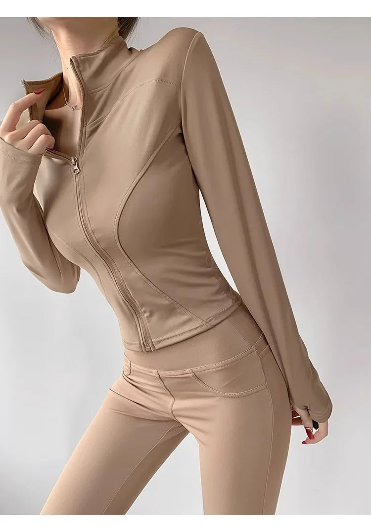 Campera deportiva entallada de mujer con cuello camisero